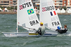 Scheidt e o francês Bernaz na medal race (Thom Touw)