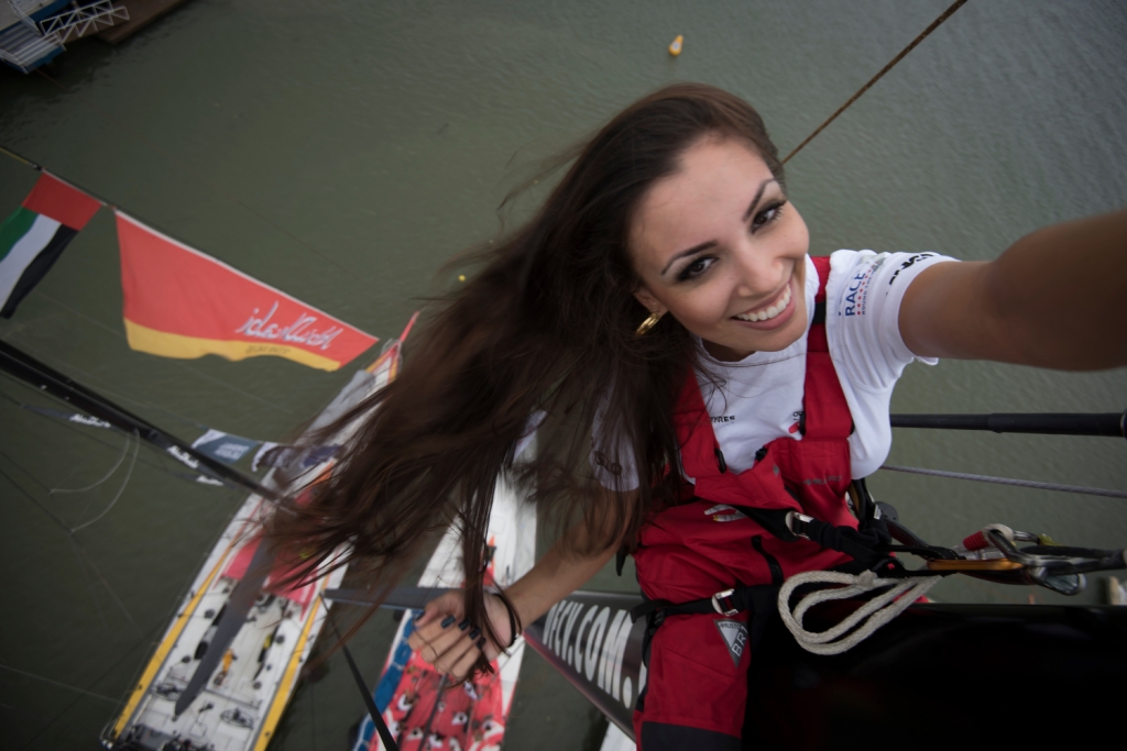 Miss Santa Catarina, Laura Lopez, faz selfie no mastro do barco chinês
